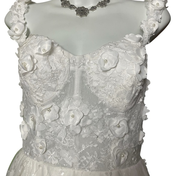 Elegant White Floral Lace Wedding Dress - Picture 3 of 3